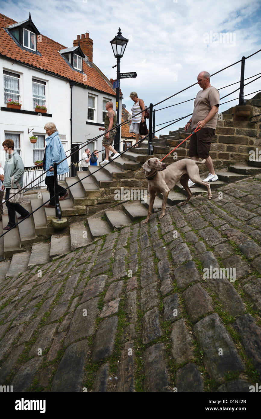 Church Lane und 199 Stufen, Whitby, North Yorkshire, England Stockfoto