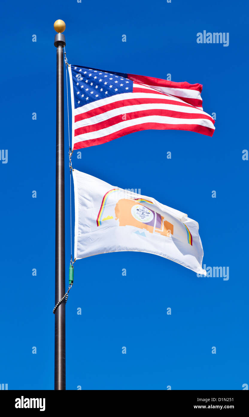 Stars And Stripes der amerikanischen Flagge und die Flagge der Navajo Nation zusammen fliegen auf einem Fahnenmast Stockfoto