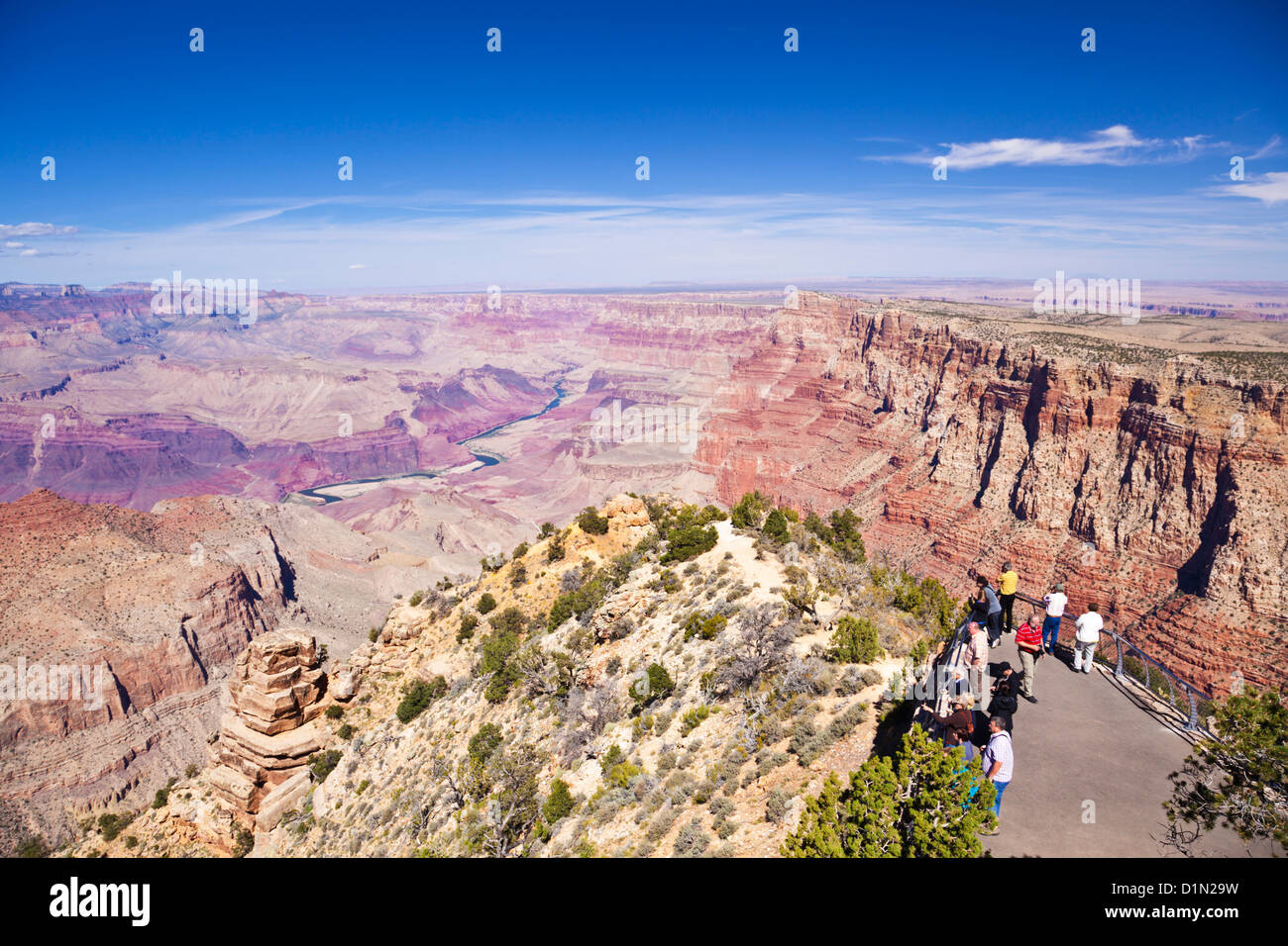 Touristen, die in der Ansicht am Desert View Watchtower Grand Canyon National Park, Arizona, USA Vereinigte Staaten von Amerika Stockfoto