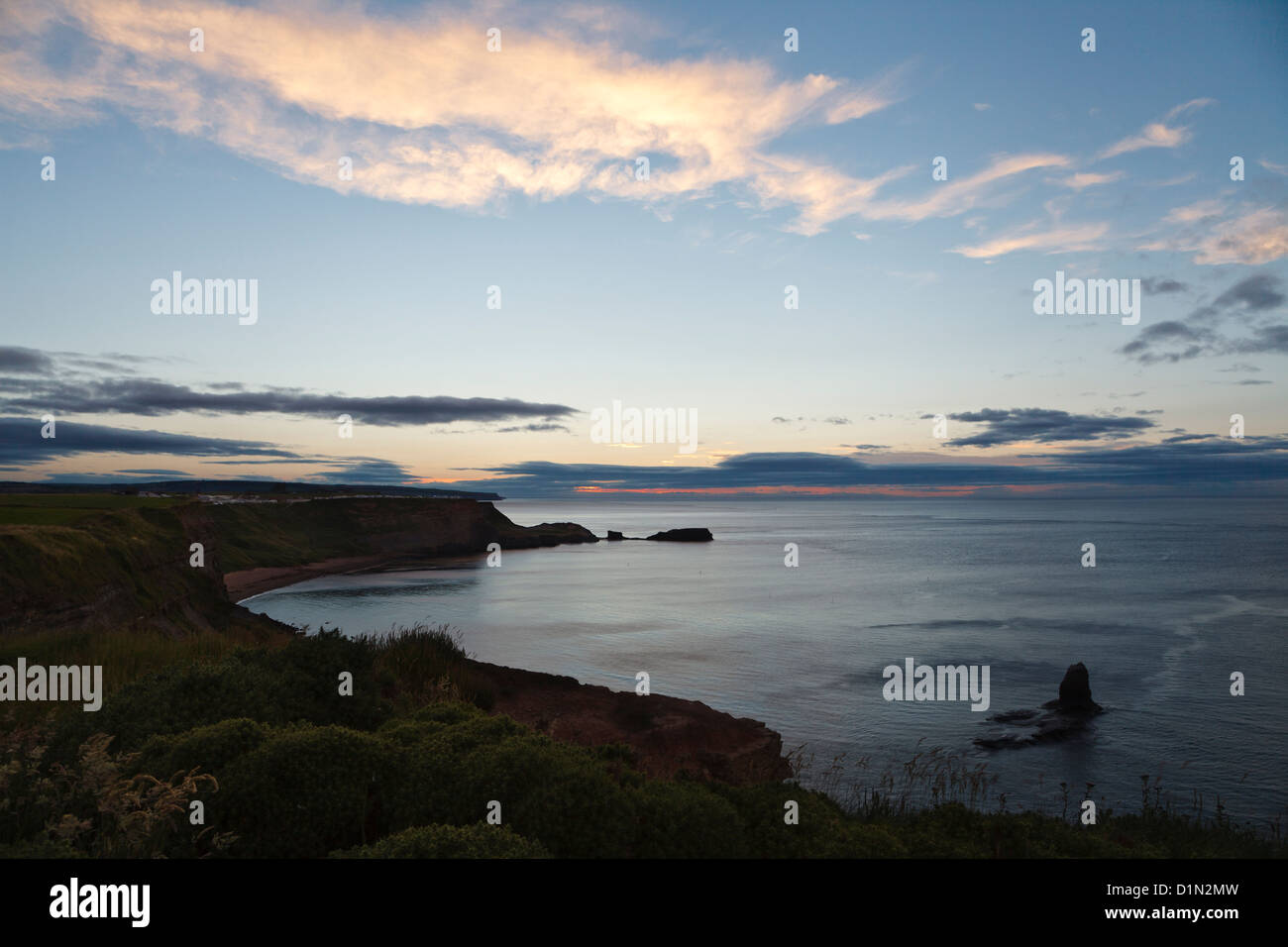 Sonnenuntergang über gegen Bucht, in der Nähe von Whitby, North Yorkshire, England Stockfoto