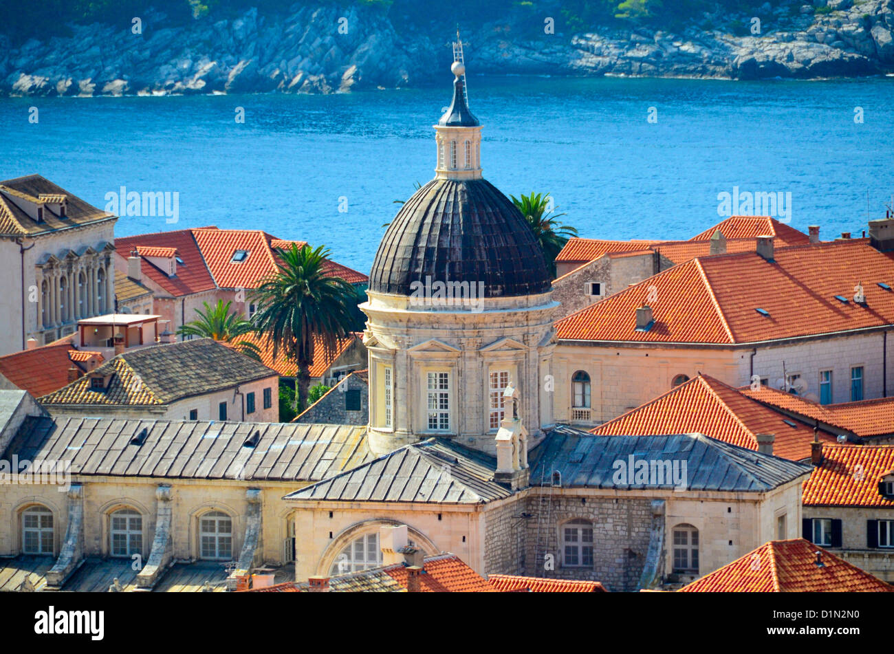 Ein Blick auf die Kathedrale von Dubrovnik aus der alten Stadtmauer der Stadt Stockfoto