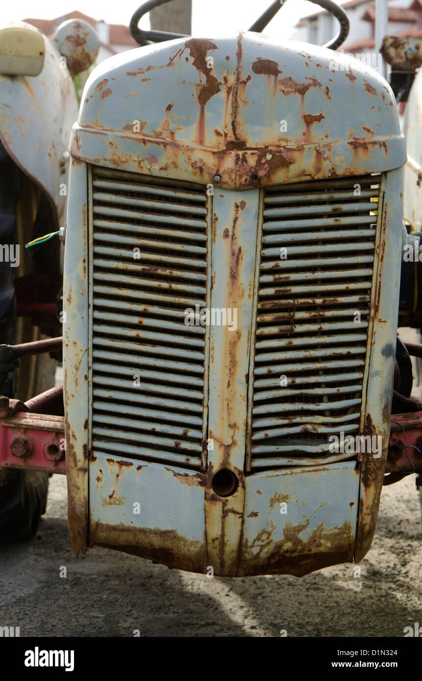 Grill, einen alten Traktor Stockfoto