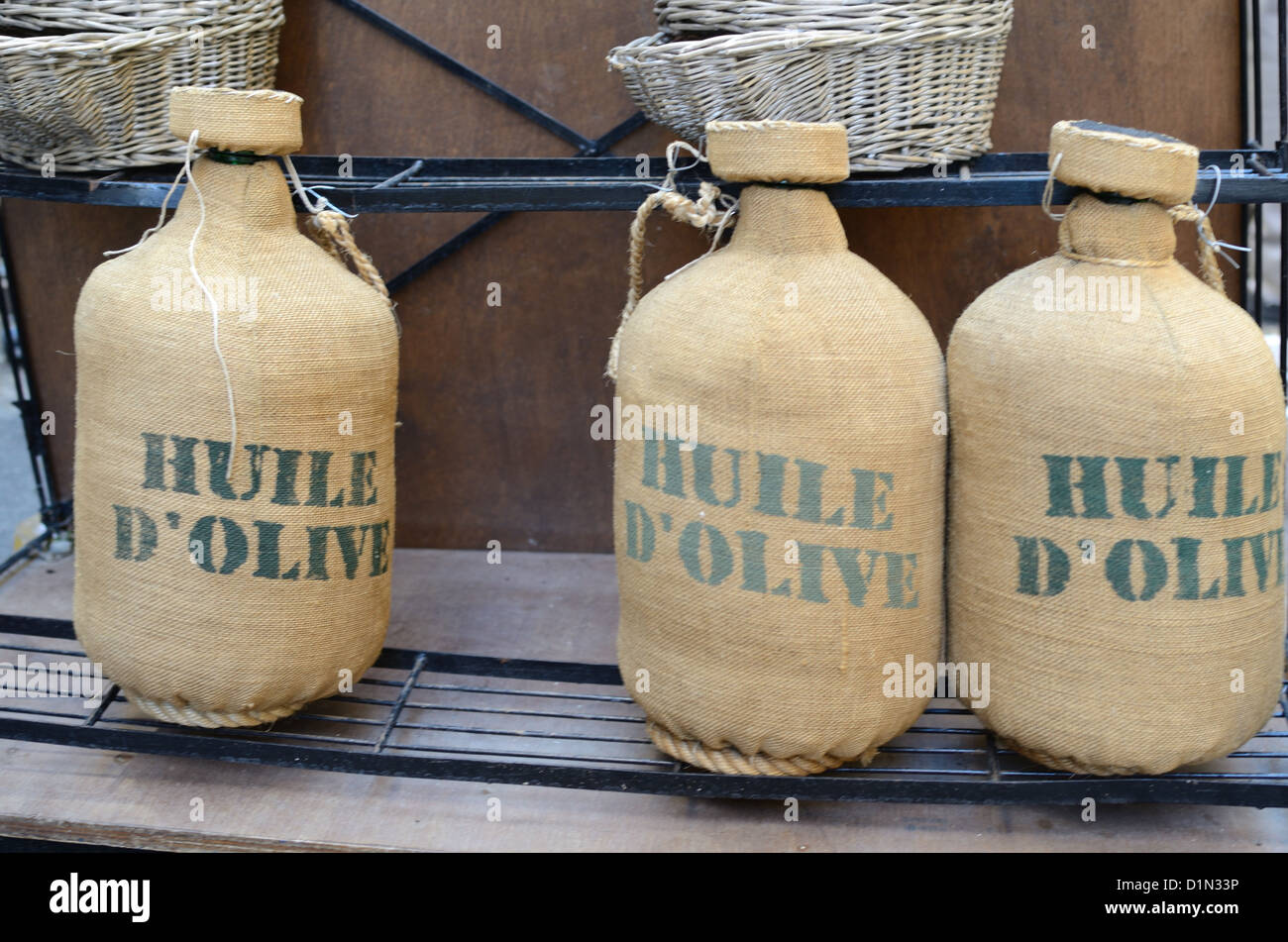Olivenölflaschen in Hessischen bedeckten Behältern zum Verkauf in Geschenkladen oder Souvenir Laden Aix-en-Provence Provence Frankreich Stockfoto