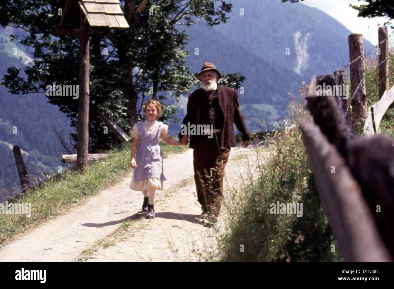 Heidi Heidi Noley Thornton, Jason Robards Nach Dem Unfalltod Ihrer Eltern Landet Heidi (Noley Thornton) Bei Dachmarke grantigen Stockfoto