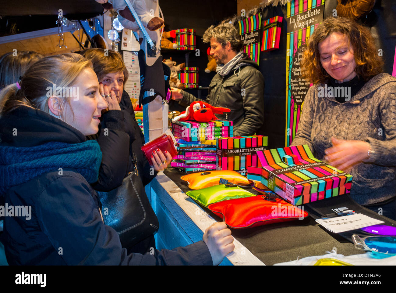 Paris, Frankreich, Street Vendor, Teenager Girls Holiday Shopping für Wohnaccessoires auf dem Weihnachtsmarkt auf der Avenue Champs-Elysees, nachts, WEIHNACHTEN IN PARIS Stockfoto