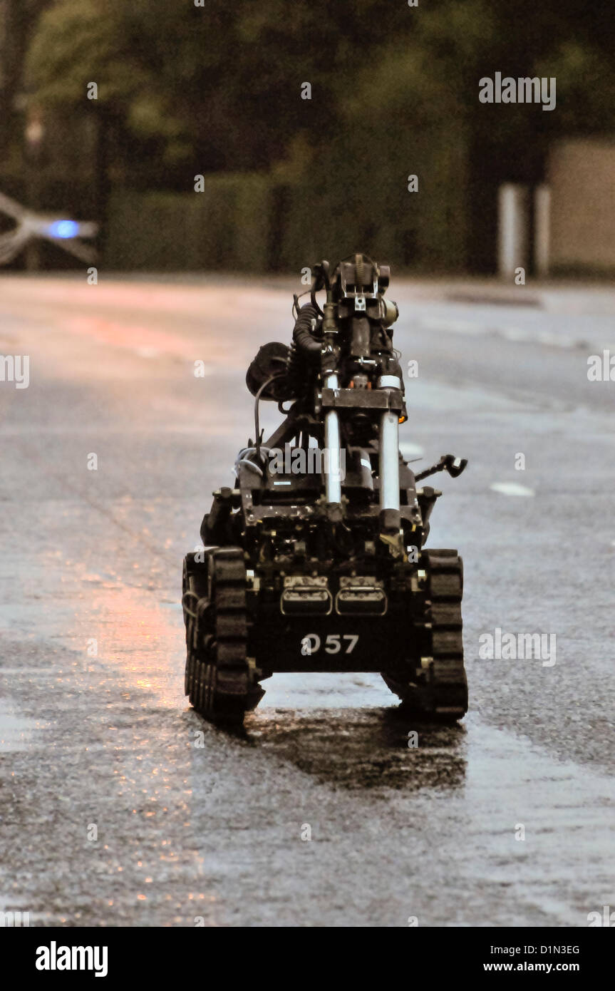 30.12.2012, Belfast, Nordirland. Northrop Grumman Schubkarre entfernte kontrollierte Armee Roboter wird verwendet, um eine kontrollierte Explosion auf ein Blindgänger durchführen Stockfoto