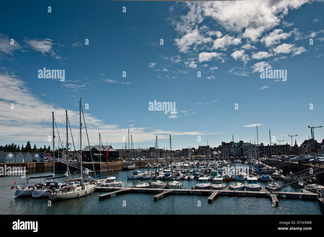 Sportboote in Paimpol Marina in Brittany France, mit blauem Himmel, Côtes d ' Armor für Kreuzfahrten, Urlaub, Urlaub Stockfoto