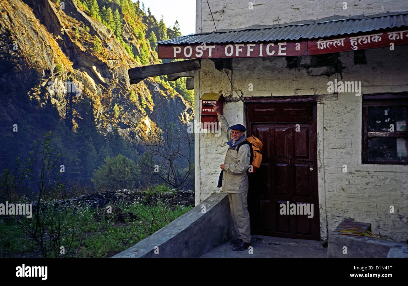 Trekker David Keith Jones Entsendung Postkarten an Chame Postamt am Annapurna Circuit im Himalaya Nepal Stockfoto