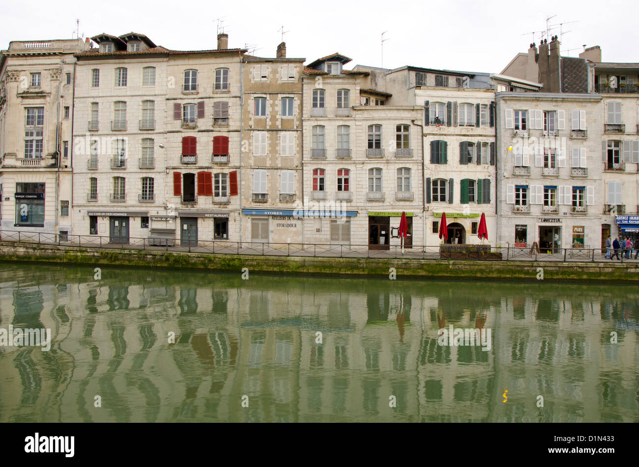Petit Bayonne Nachbarschaft am Nive Fluss mit alten Gebäuden in Baskisch, französische Architektur, Bayonne, Frankreich. Stockfoto