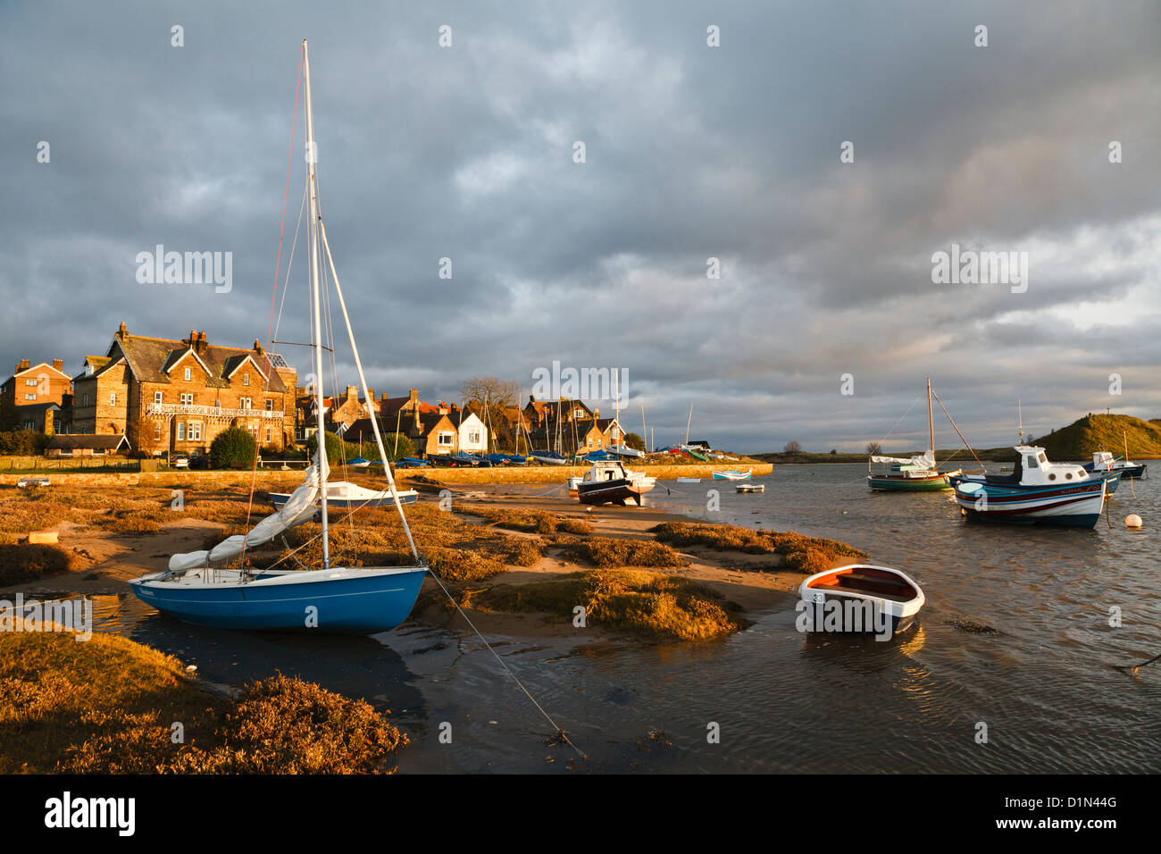 Boote vertäut am Fluss Aln in Alnmouth, Northumberland, England Stockfoto