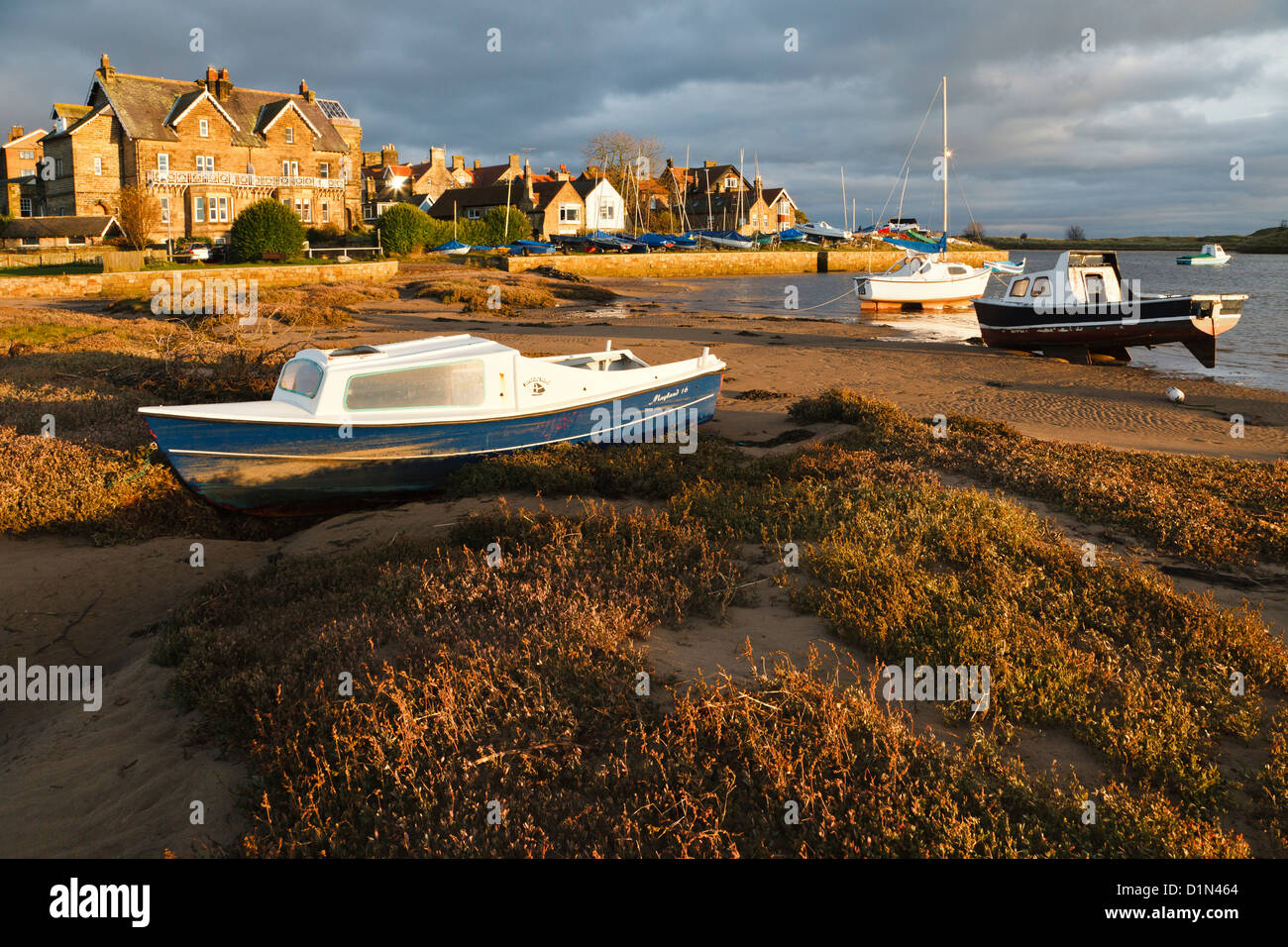 Boote vertäut am Fluss Aln in Alnmouth, Northumberland, England Stockfoto