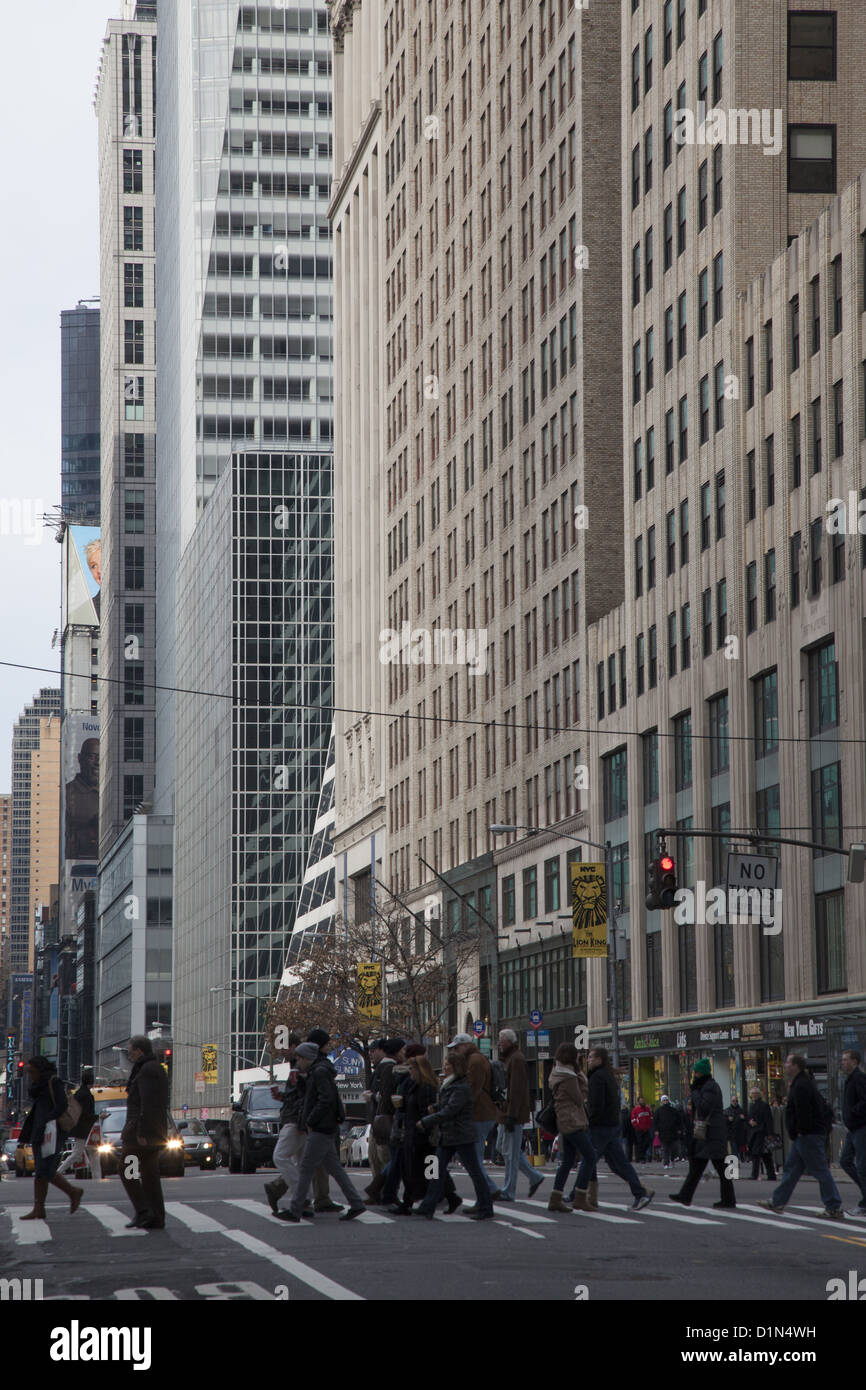 Fußgänger überqueren 42nd Street auf der 5th Avenue in New York City. (Blick West) Stockfoto