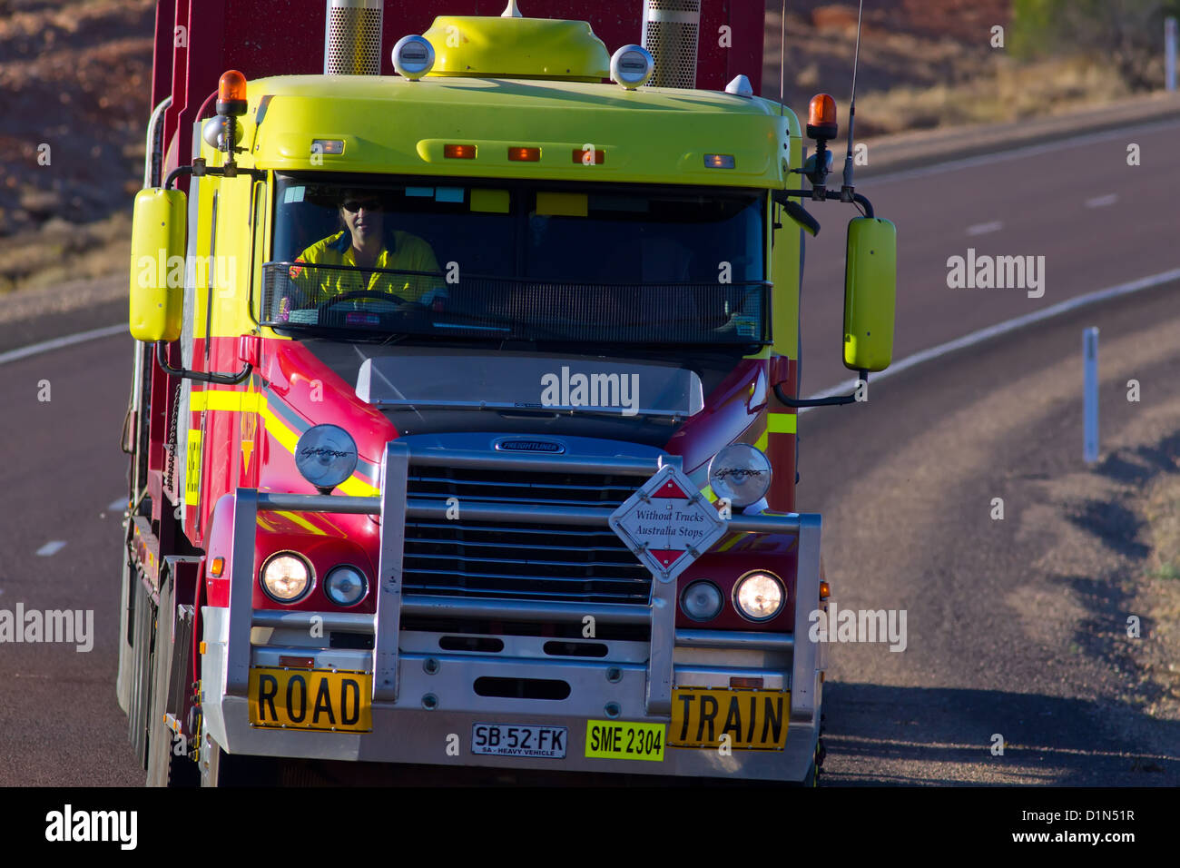 Auflieger fahren entlang der Straße übergeben Woomera auf dem Weg nach Roxby Downs Stockfoto