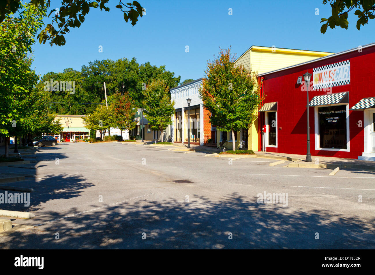 Auf der Suche nach Beaufort Street in Chapin, SC in einer klaren Sommertag. Stockfoto