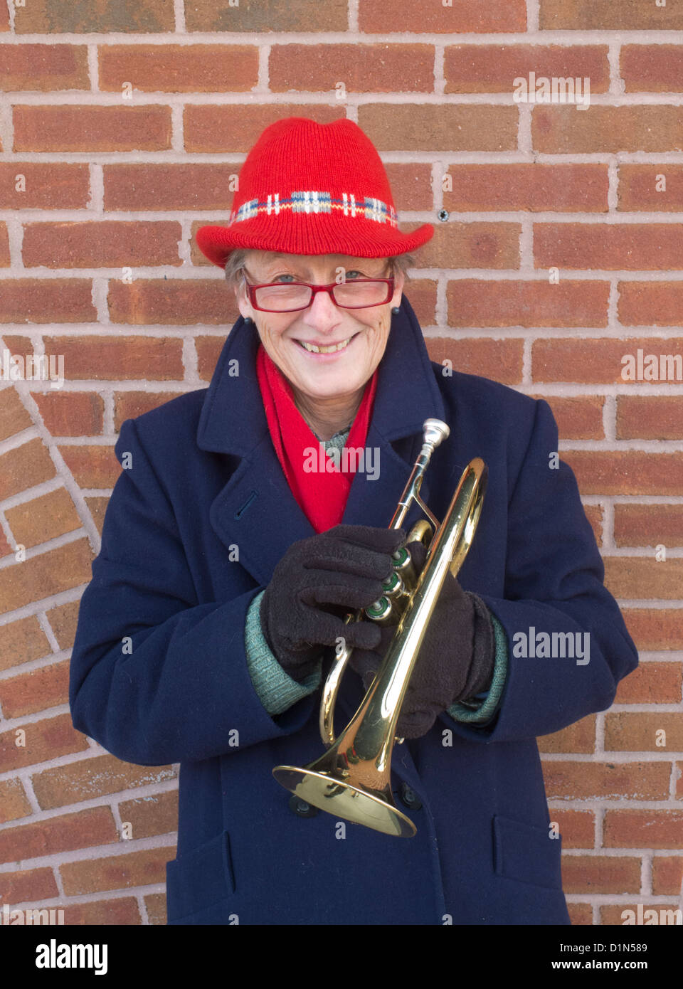 Frau spielt Trompete Stockfoto
