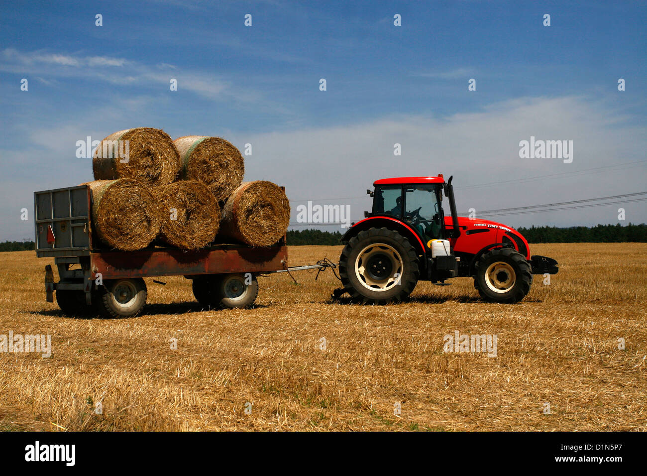 Traktor beladen, runder Erdbeerbauer Stockfoto