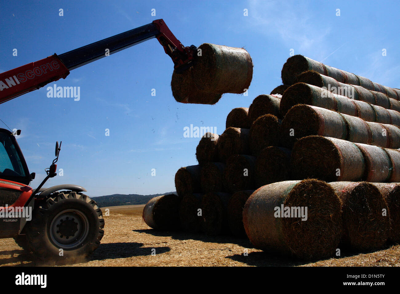 Traktor beladen Rundballen, Strawbale Landwirt Landwirtschaft Maschinen Stockfoto