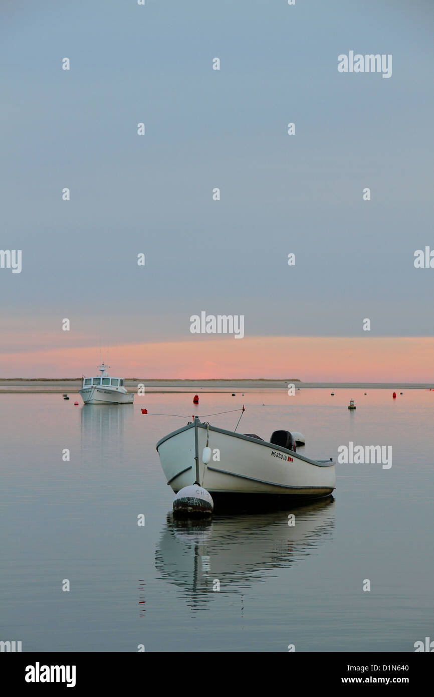 Ein Boot bei Sonnenuntergang in der Nähe von Chatham Fish Pier, Cape Cod, Massachusetts Stockfoto