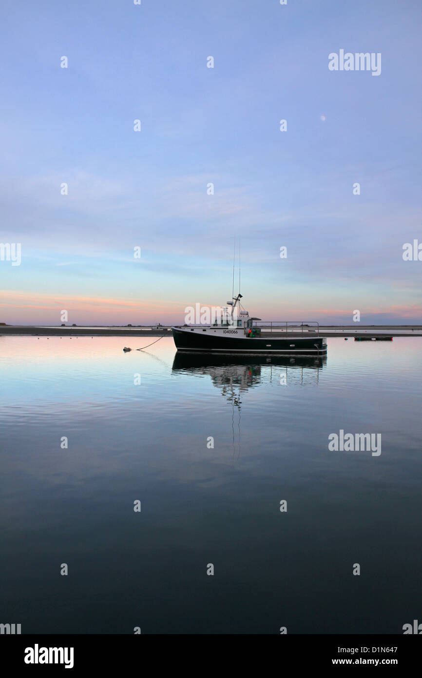 Ein Fischerboot bei Sonnenuntergang in der Nähe von Chatham Fish Pier, Cape Cod, Massachusetts Stockfoto