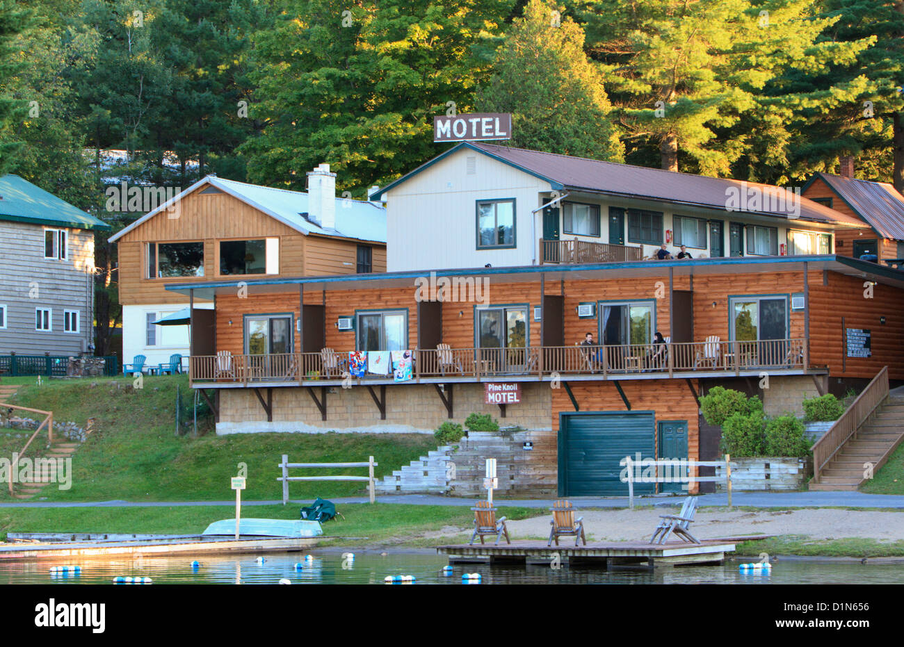 See und Motel im Bereich alte Schmiede (NY). Stockfoto