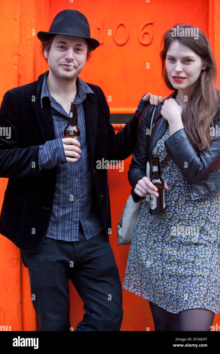 Porträt eines trendigen Paares mit Bier, London, England, UK Stockfoto