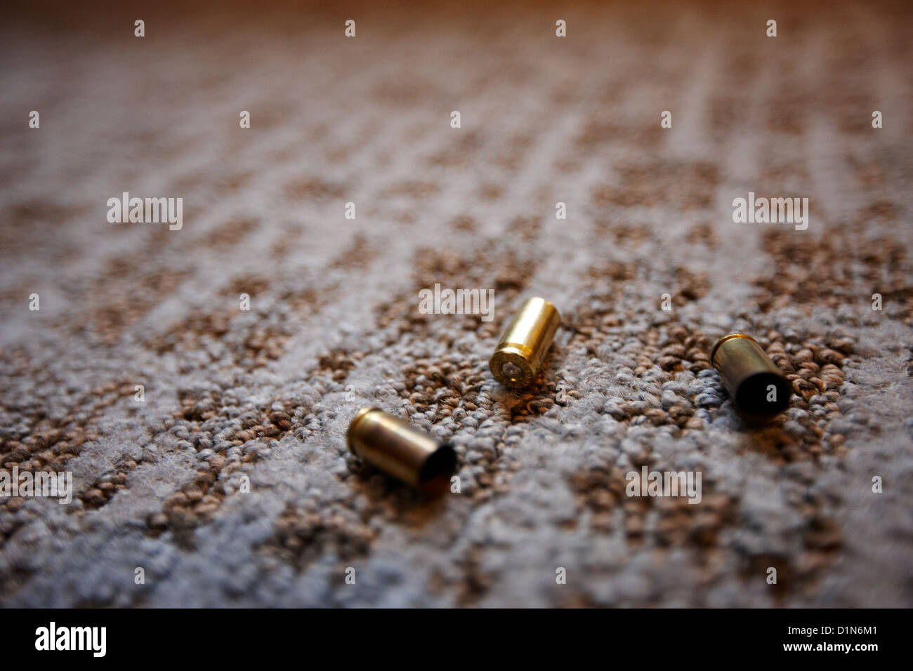 9mm Pistole Patronenhülsen liegen auf einer Hotel-Teppichboden in den USA verbrachte Stockfoto