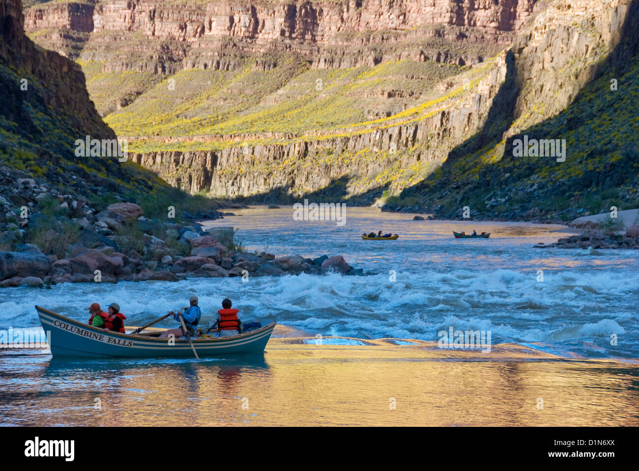 Dory über Dubendorff Rapid auf dem Colorado River, Grand Canyon, Arizona. Stockfoto