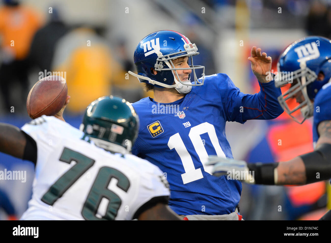 New Jersey, USA. 30. Dezember 2012: New York Giants quarterback Eli Manning (10) während einer Woche 17 NFL Matchup zwischen der Philadelphia Eagles und die New York Giants im MetLife Stadium in East Rutherford, New Jersey. Stockfoto
