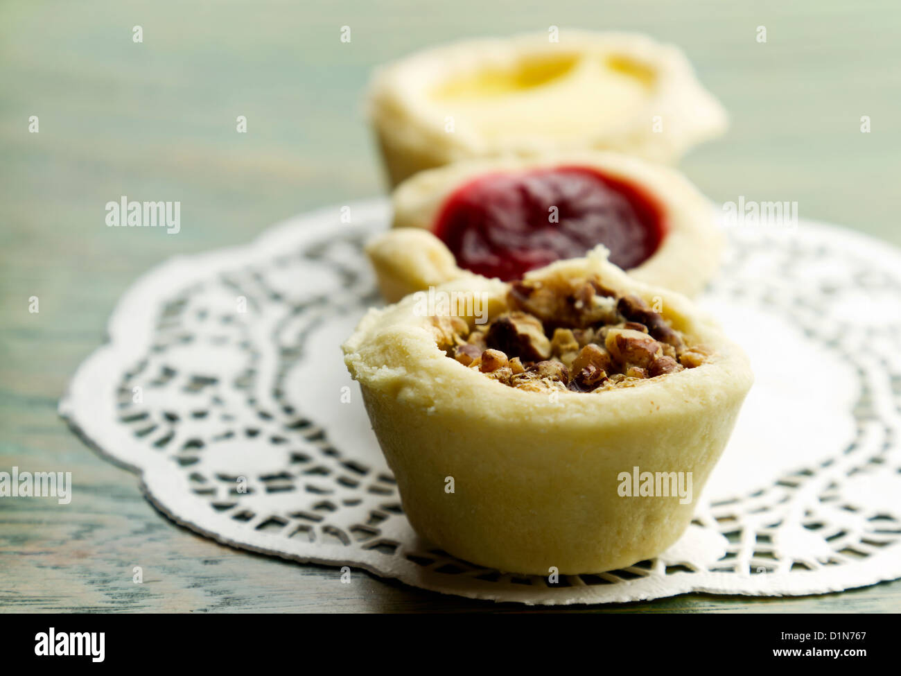 Köstliche Auswahl an gebackenen gefüllten Dessert Torten auf Holztisch. Stockfoto