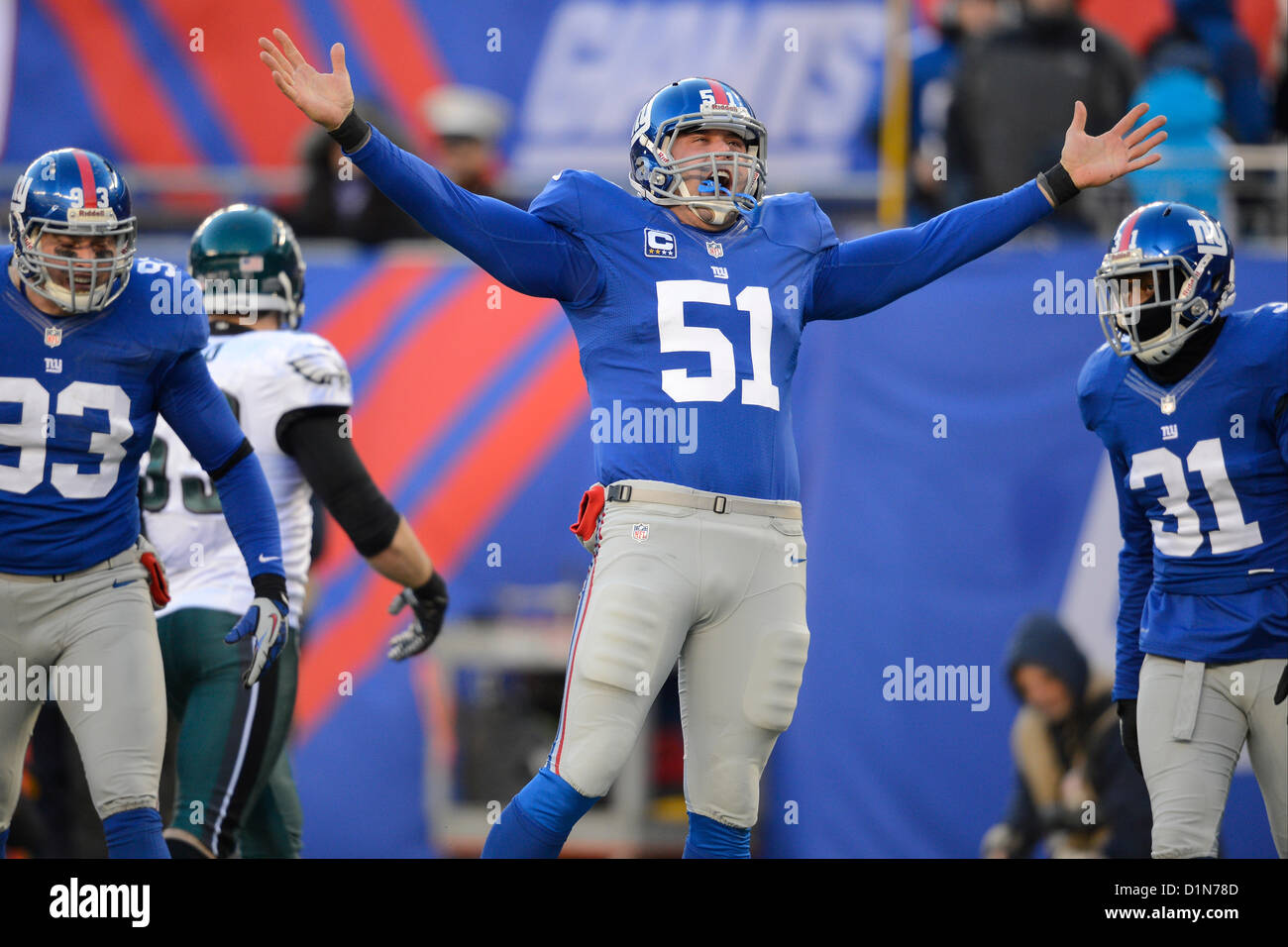 New Jersey, USA. 30. Dezember 2012: New York Giants lange Schnapper Zak DeOssie (51) nach einem Zweikampf am Philadelphia Eagles Wide Receiver Damaris Johnson reagiert (nicht abgebildet) auf einem Kahn während einer Woche 17 NFL Matchup zwischen der Philadelphia Eagles und die New York Giants im MetLife Stadium in East Rutherford, New Jersey zurück. Die Riesen besiegt die Eagles 42-7. Stockfoto