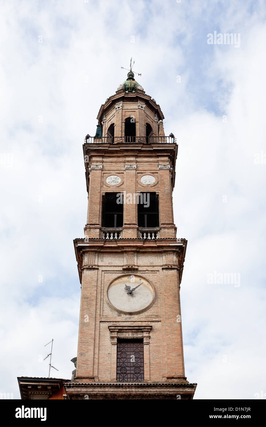 alten Uhrturm in der Nähe von Centro Stranieri (Auswärtiges Amt) in Parma, Italien Stockfoto