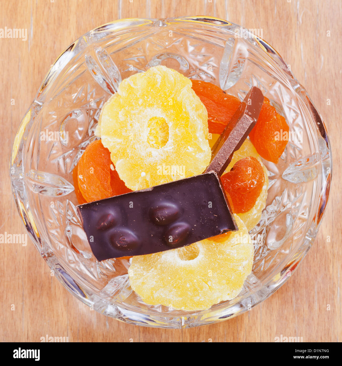 getrocknete Früchte und Schokolade in Glasschale Stockfoto