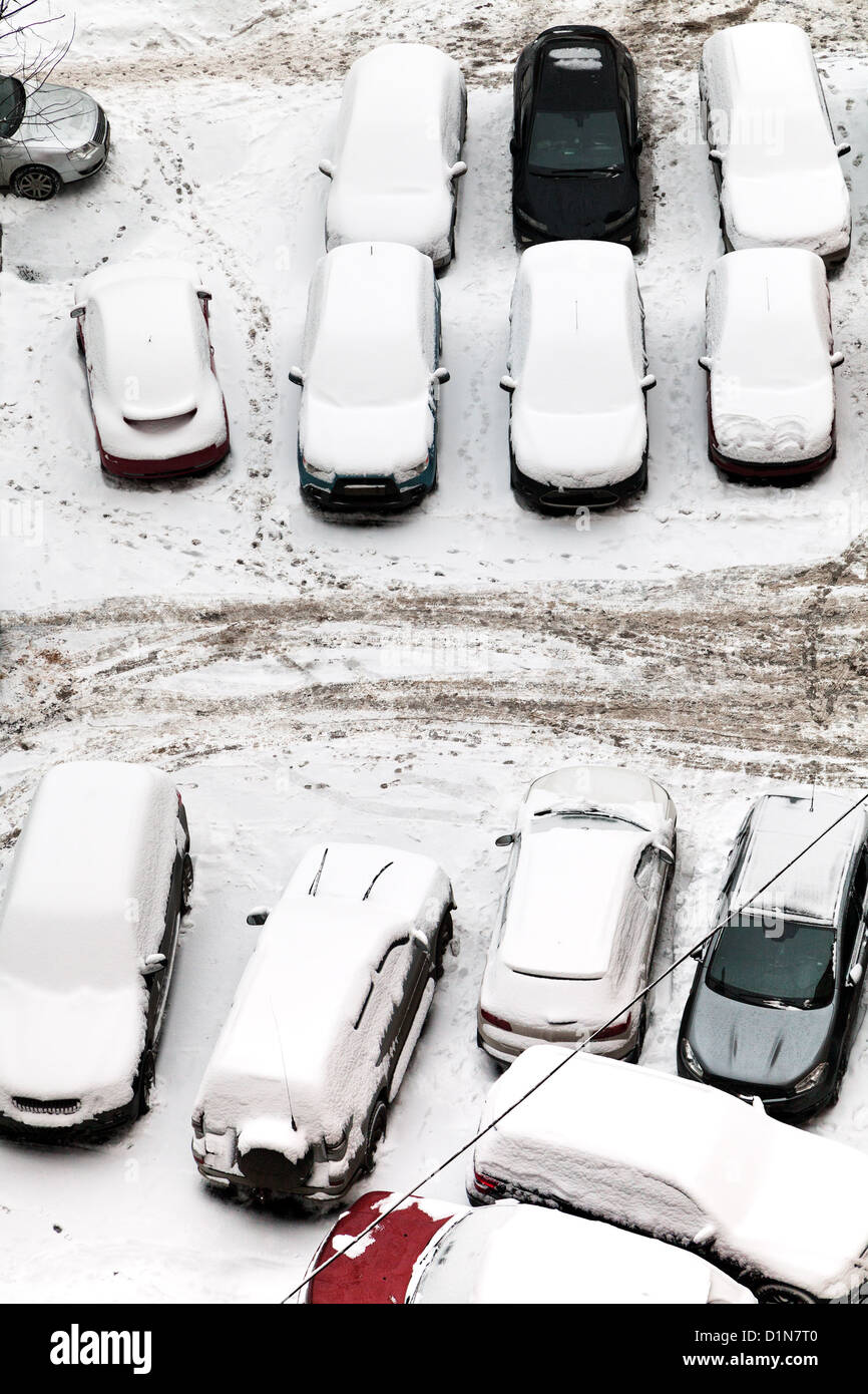 Draufsicht des Autos bedeckt mit Schnee auf dem Parkplatz in Moskau, Russland Stockfoto