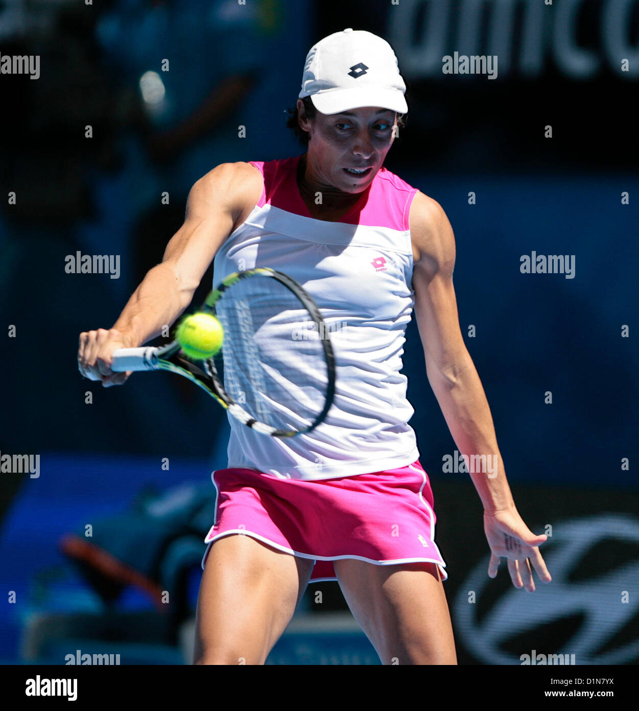 30.12.2012 Perth, Australien. Francesca Schiavone (ITA) spielt ein Handrücken in ihrem Match gegen Ana Ivanovic (SER) während der Hyundai Hopman Cup von der Perth-Arena geschossen. Stockfoto