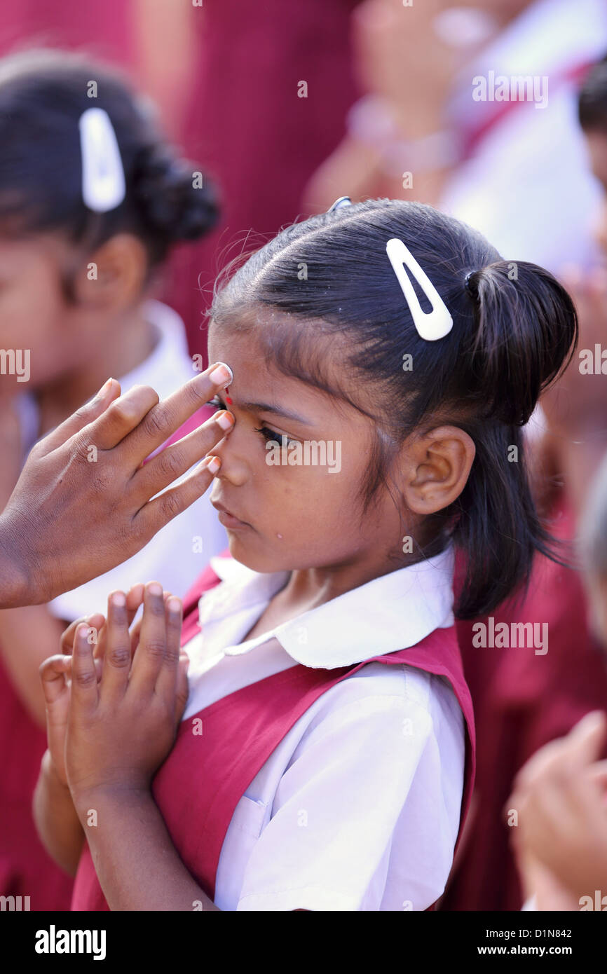 Indische Schulkinder Anwendung Vibhuti auf das dritte Auge Andhra Pradesh in Indien Stockfoto