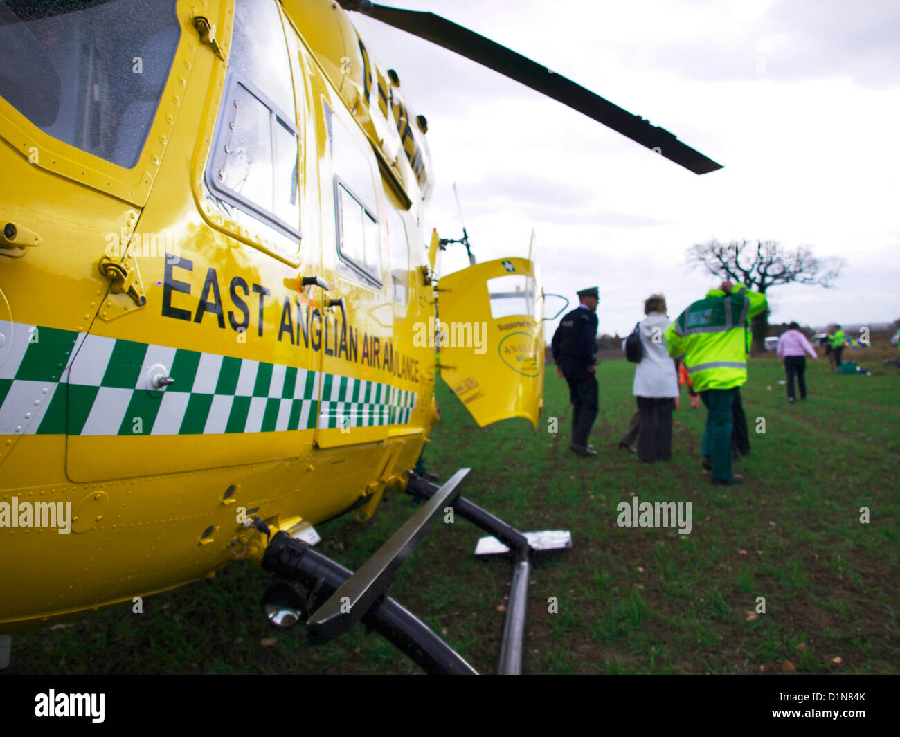 East Anglian Air Ambulance anrufen bei einem Verkehrsunfall in Essex, Großbritannien Stockfoto