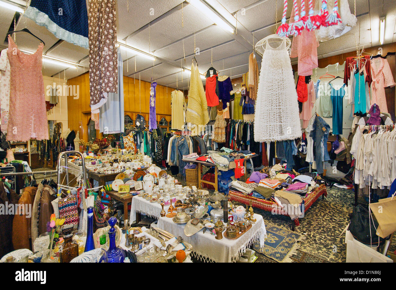 Second Hand Laden In Der Nähe Zweite hand -Fotos und -Bildmaterial in hoher Auflösung – Alamy