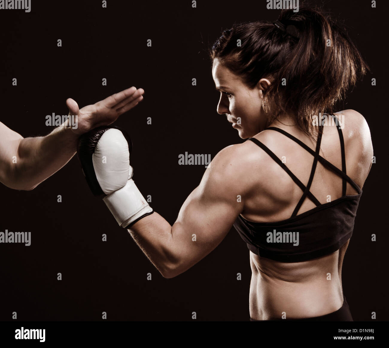 Schöne Fitness-Frau-Training-Boxen. Stockfoto