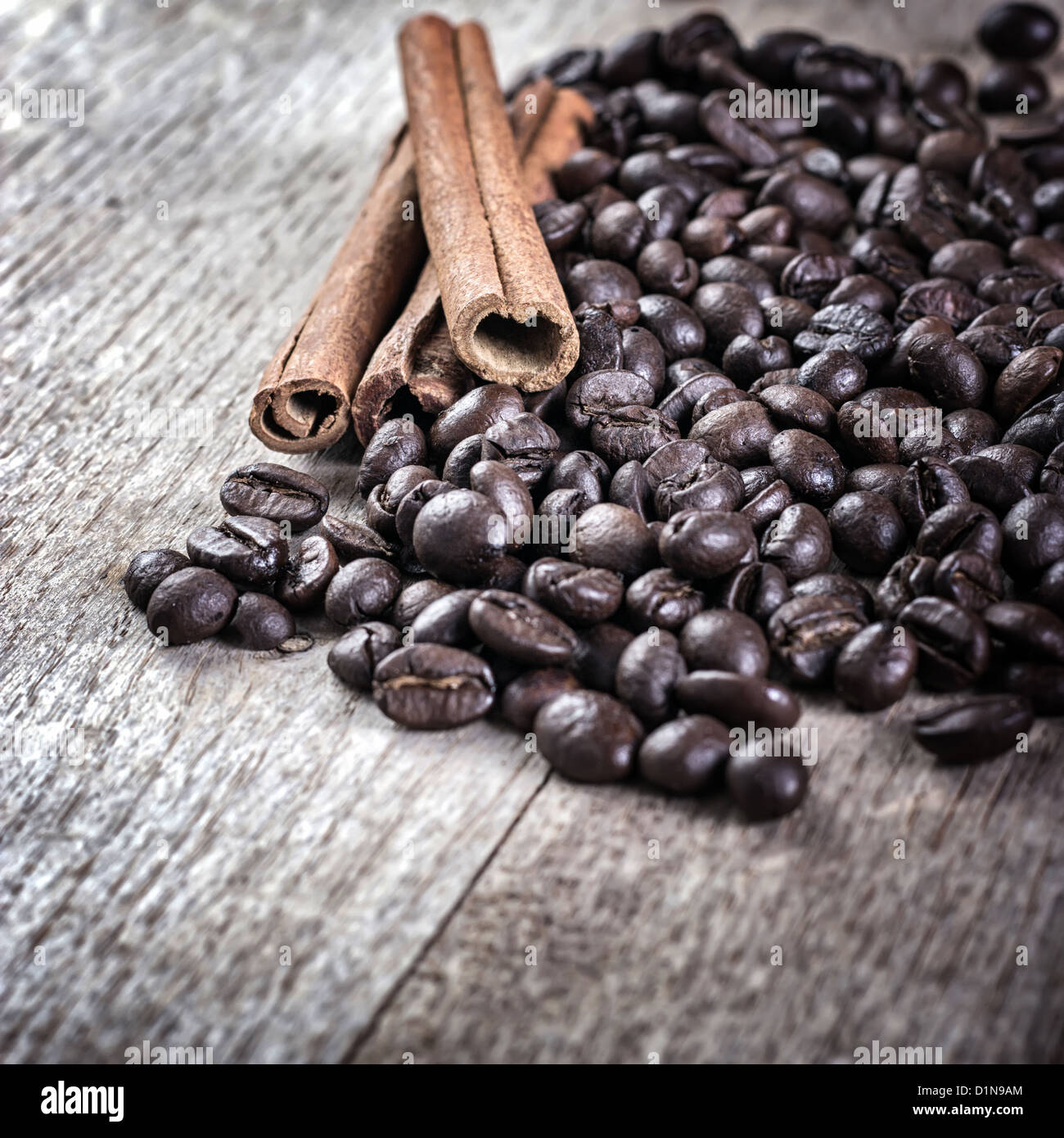 Kaffee und Zimt über Grunge Holz Stockfoto