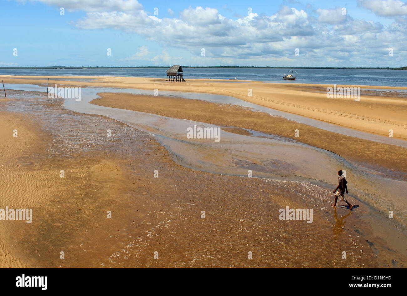 Strand und Ufer vorne an der Kipungani Explorer Beach Resort, Insel Lamu, Kenia, Ostafrika Stockfoto
