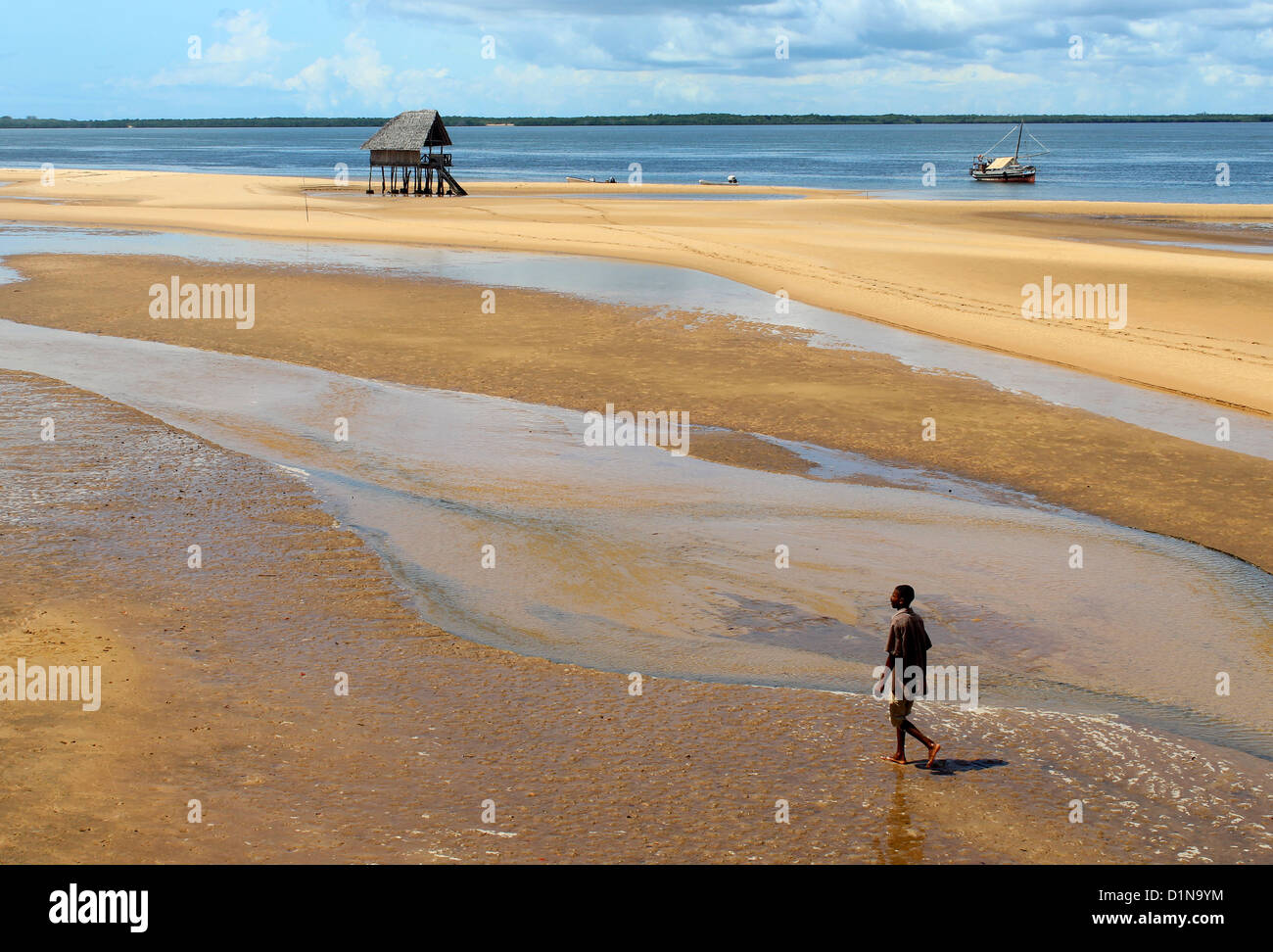 Strand und Ufer vorne an der Kipungani Explorer Beach Resort, Insel Lamu, Kenia, Ostafrika Stockfoto