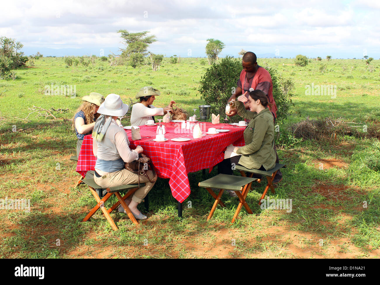 Kenia, Busch Frühstück zur Verfügung gestellt von favorisiertes Aruba Lodge, Tsavo East National Park, Kenia, Ostafrika Stockfoto