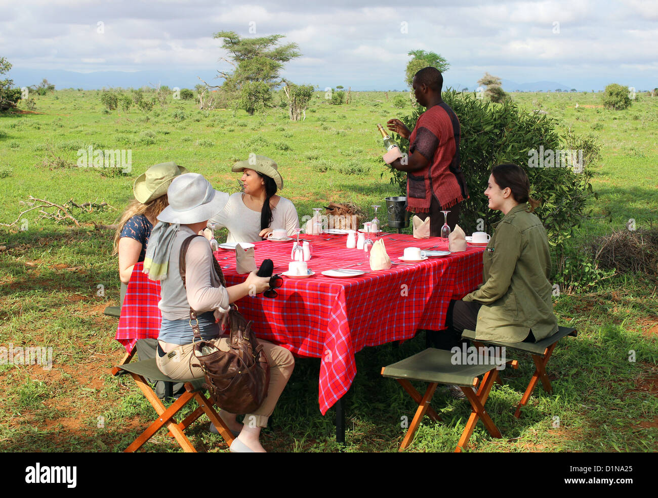 Kenia, Busch Frühstück zur Verfügung gestellt von favorisiertes Aruba Lodge, Tsavo East National Park, Kenia, Ostafrika Stockfoto