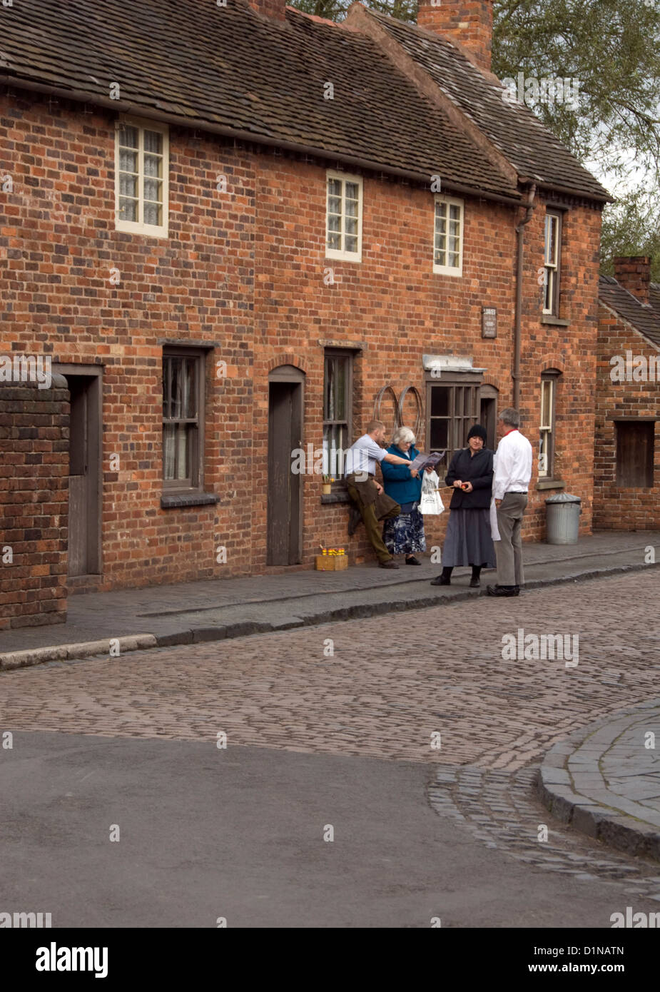 WEST MIDLANDS; DUDLEY; BLACK COUNTRY LIVING MUSEUM; BESUCHER ABRUFEN VON WEGBESCHREIBUNGEN VON "19. JAHRHUNDERT EINWOHNERN" Stockfoto