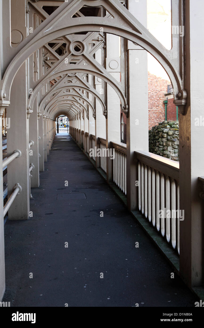 Bögen der High Level Bridge, führt über den Fluss Tyne zwischen Newcastle und Gateshead im England, UK. Stockfoto