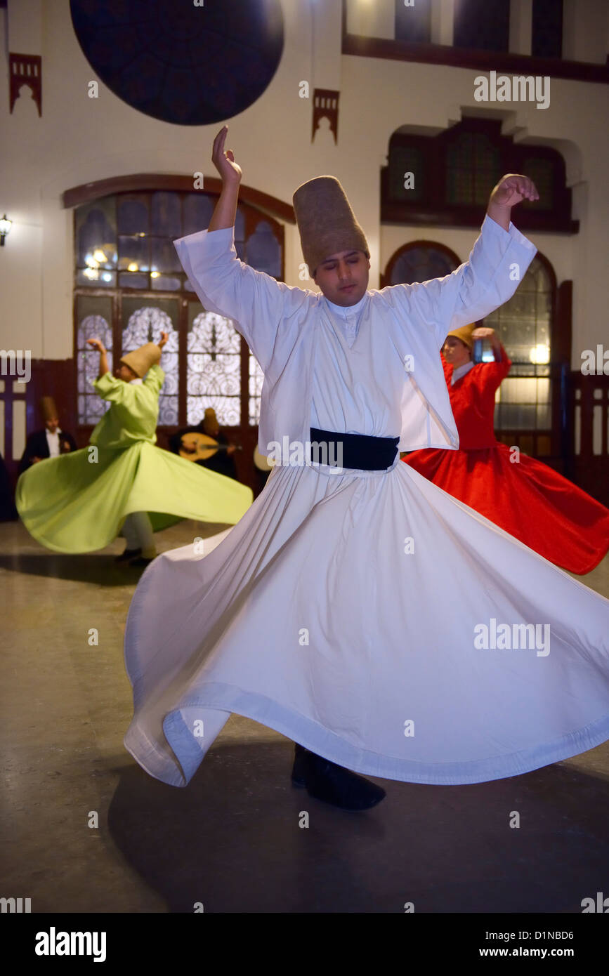 Männliche sufi Whirling Dervish in Weiß zu einem sema Zeremonie mit Musikern und Frauen am Bahnhof Istanbul Türkei Stockfoto