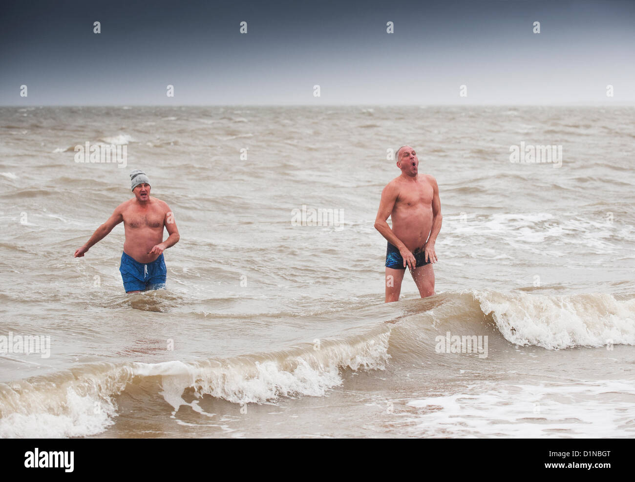 Southend, UK. 31. Dezember 2012. Johnson Brothers gedenken die Streuung der ihrer Eltern Asche am Strand in Southend on Sea.  Die Brüder feierte die Zeremonie halten ihr Versprechen, auf Vorabend des neuen Jahres im Einfrieren, eisigen, kalten Wasser schwimmen. Bildnachweis: Gordon Scammell / Alamy Live News Stockfoto