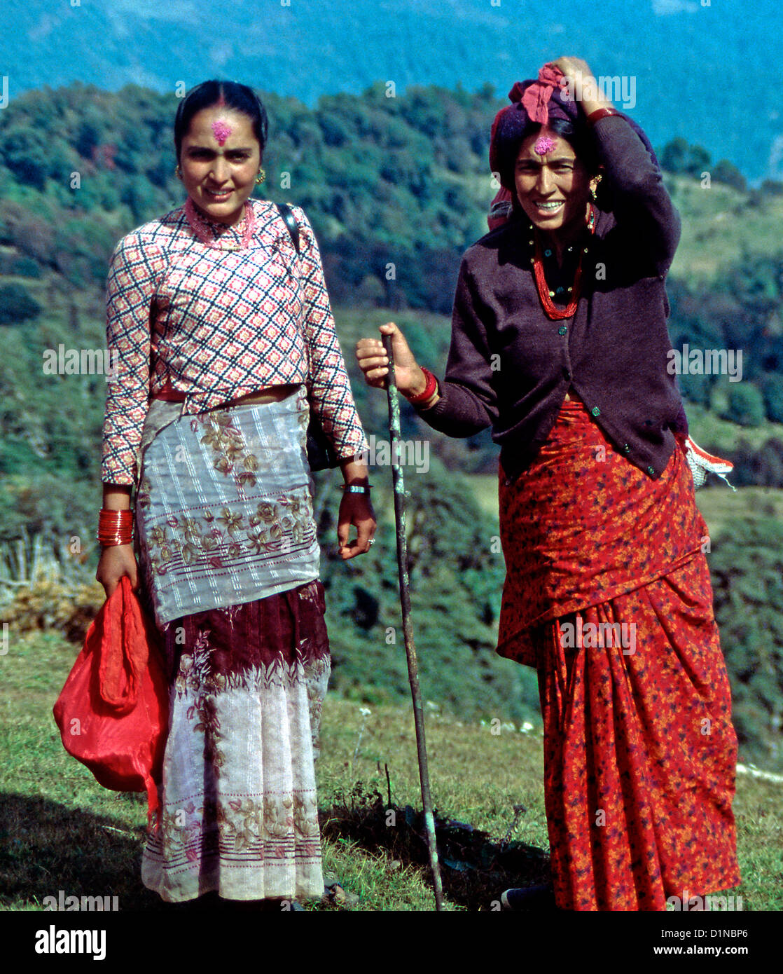 Zwei junger Frauen in den Ausläufern des östlichen Nepal Stockfoto