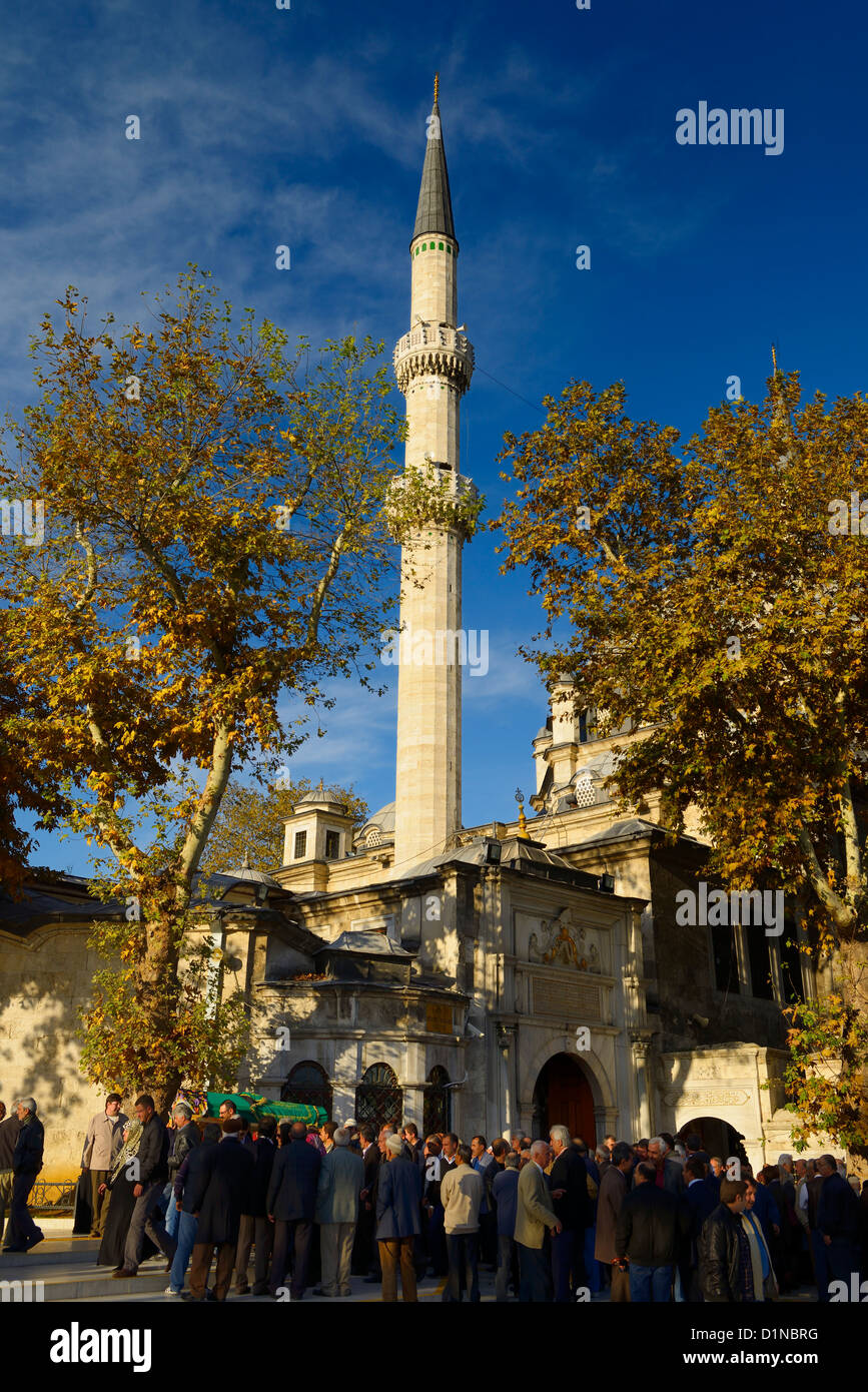 Grüne Kästchen im Trauerzug an Eyüp-Sultan-Moschee in Istanbul Türkei Stockfoto