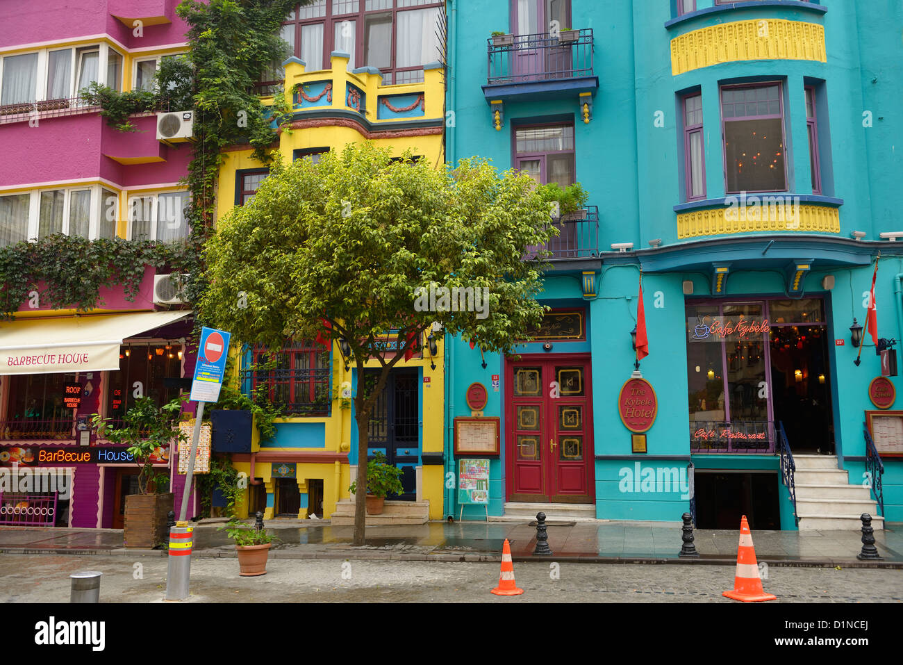 Bunte Häuser und Restaurants auf Yerebatan Straße in Sultanahmet Istanbul Türkei Stockfoto